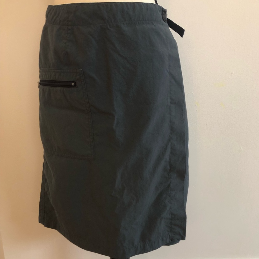 Patagonia Nylon skirt. Size: 8 Dark gray with a clasp enclosure.